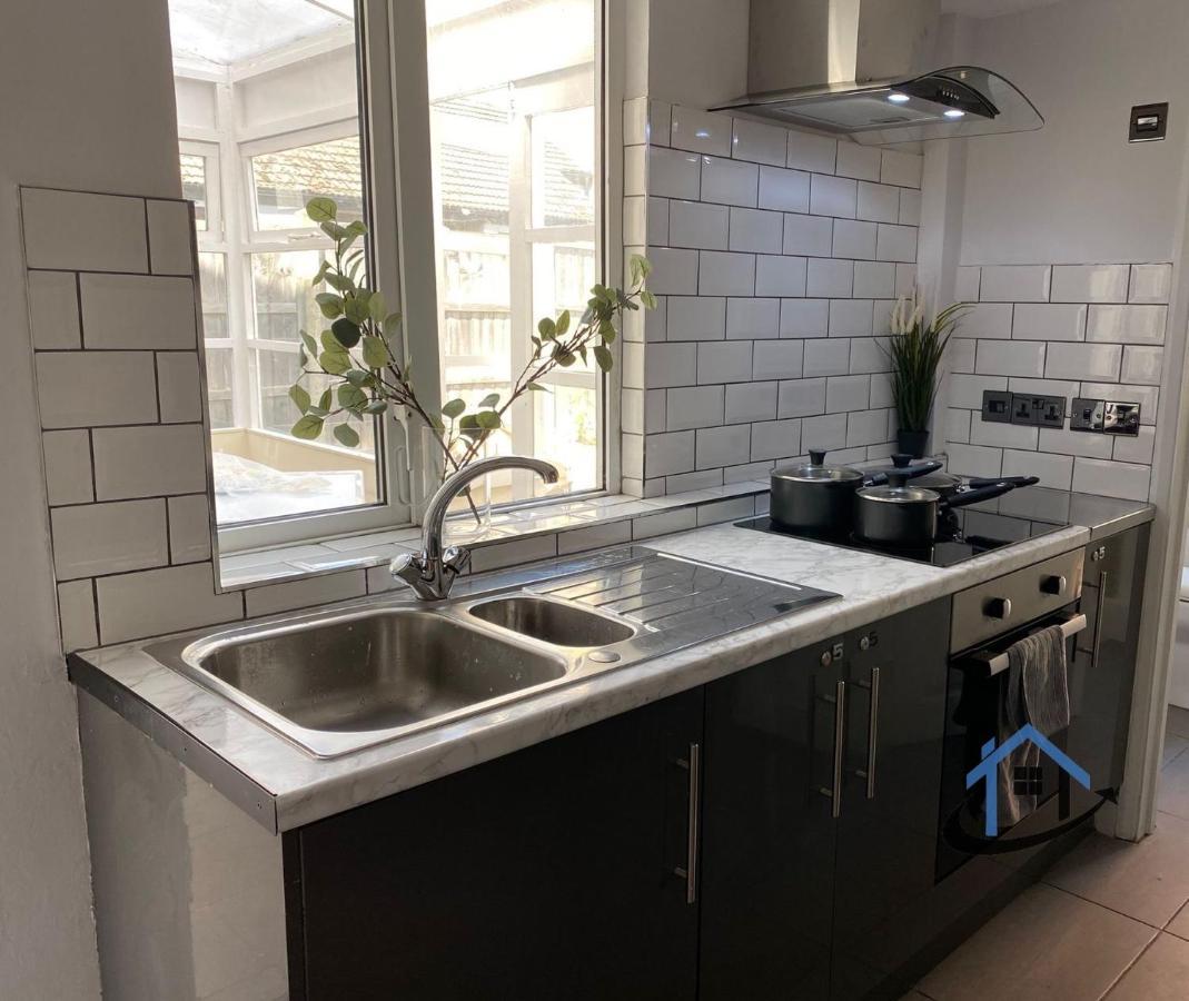 Acaster House, X4 Rooms With En-Suites X1 Room Private Bathroom, Street Parking, Close To Train Station Kettering Exteriér fotografie